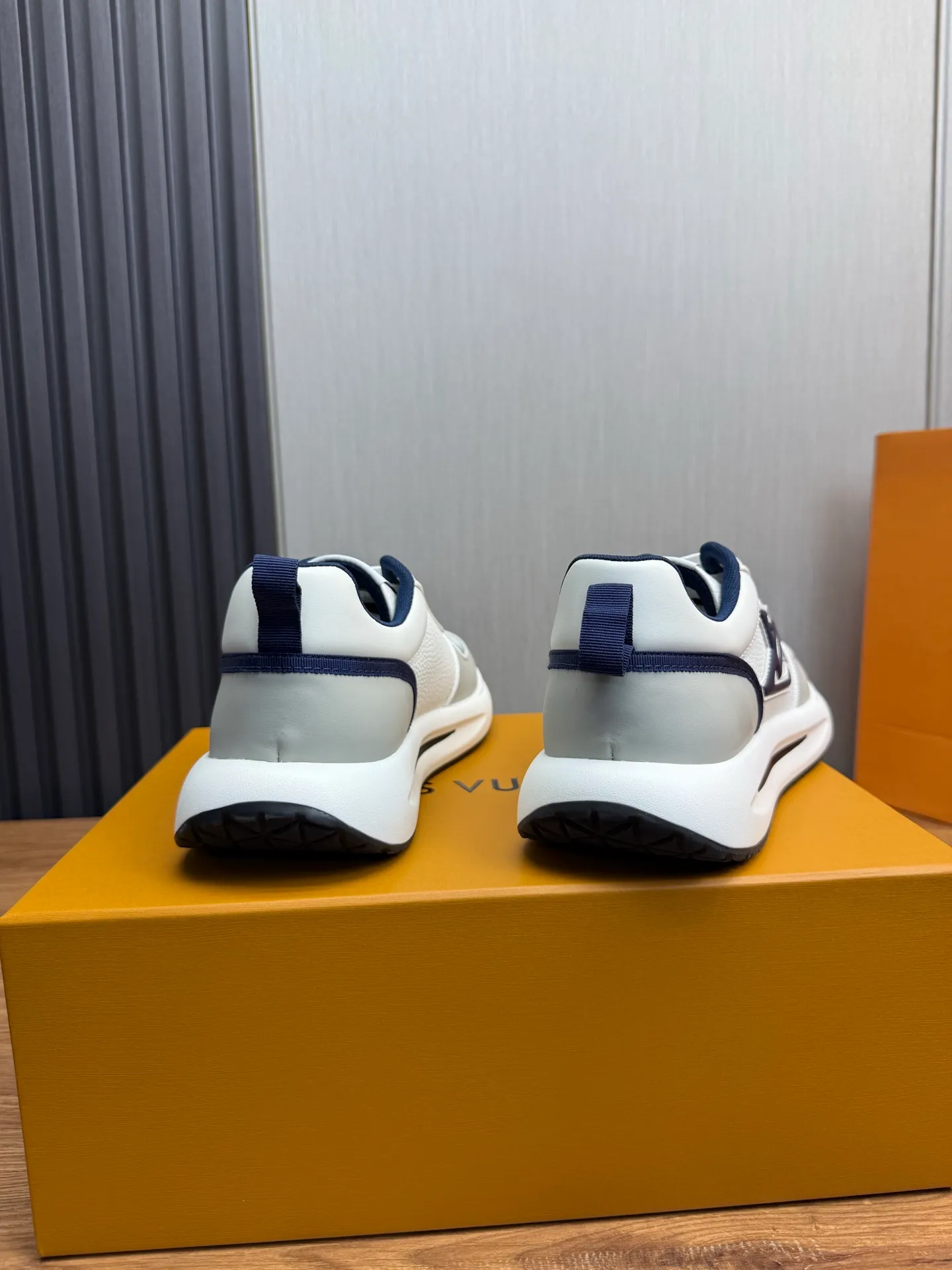 Men's shoes 💰820💰 Lv. Top purchasing agent 🇮🇹 Louis Vuitton, sports shoes counter synchronization, uppers imported from Italy, high-quality splicing and complex handicrafts, imported mesh pads are soft and comfortable, soles: original factory special soles, TPU exclusive movable molded soles super comfortable, original factory single goods, 🔍🔍high quality, you can enter and exit the counter at will, welcome to compare, code number 38-44 (Customized 38.45)